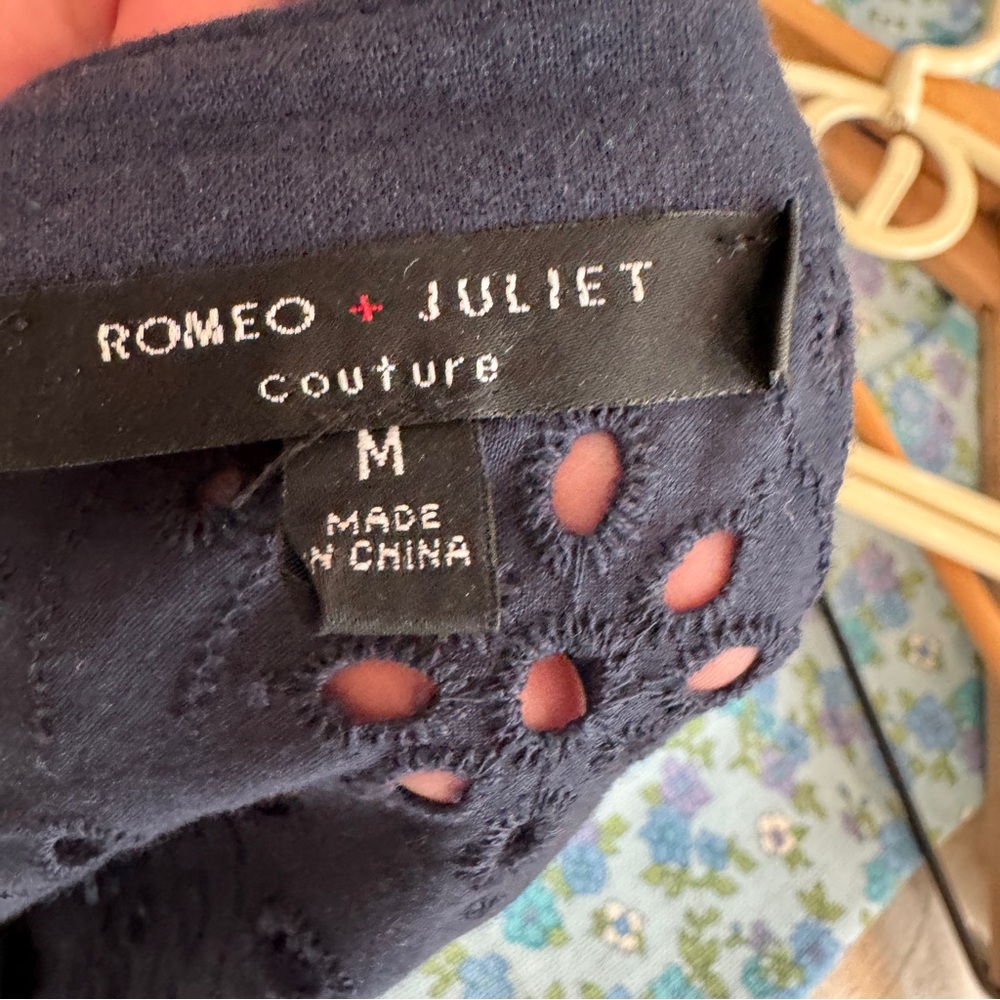 Eyelet Ruffle‎ Cold Shoulder Top Sz M Navy Scalloped hem - Picture 9 of 13